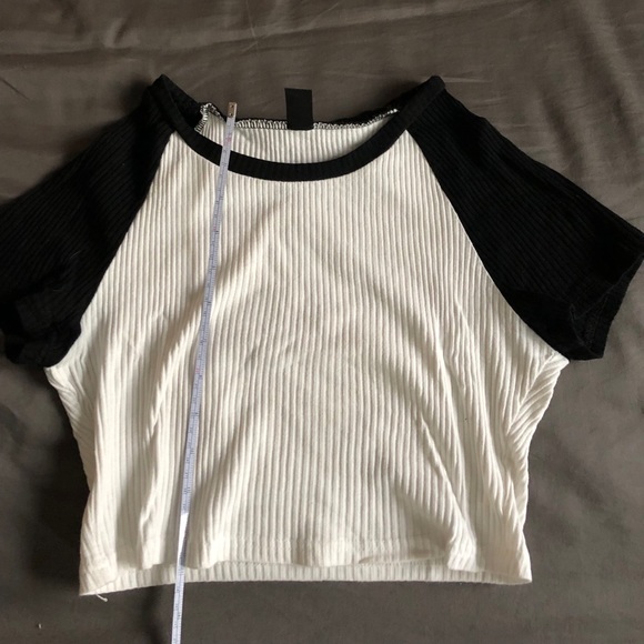 black and white raglan crop top - Picture 2 of 3